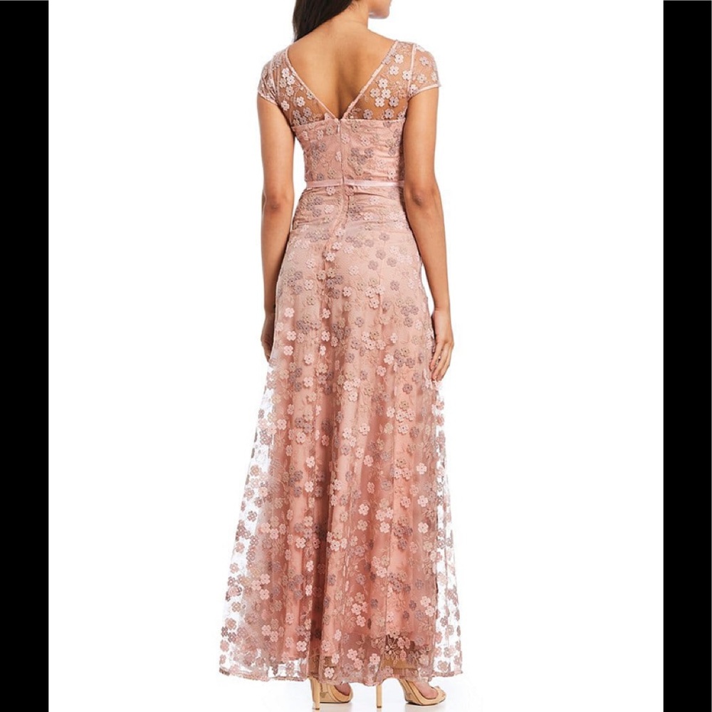 KARL LAGERFELD PARIS LACE FABRICATION GOWN.